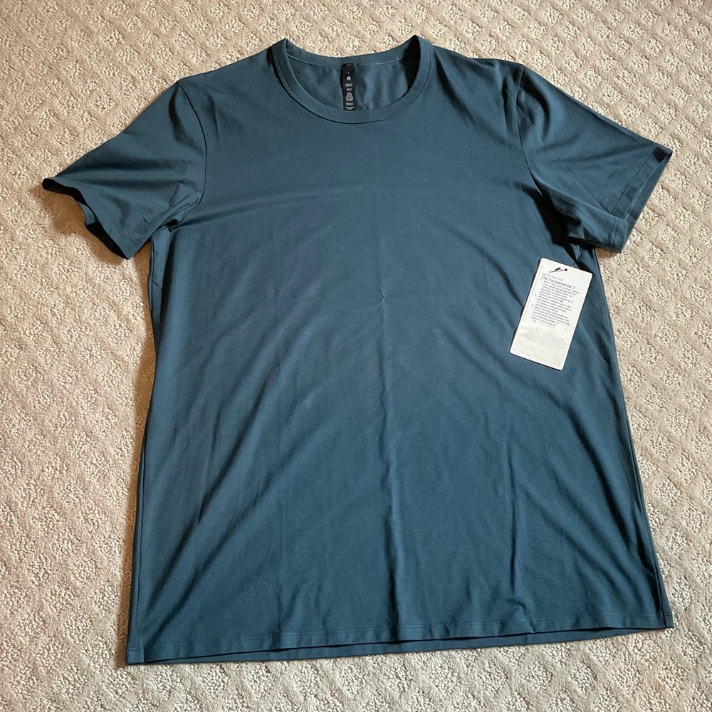 Lululemon Men’s NWT size L Short Sleeve Fundamental Tee